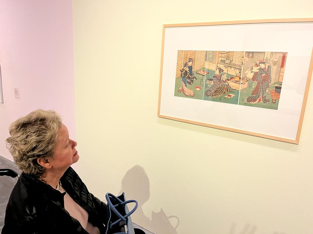 Martina Baumung-Hirsch betrachtet das Werk von Utagawa Toyokuni