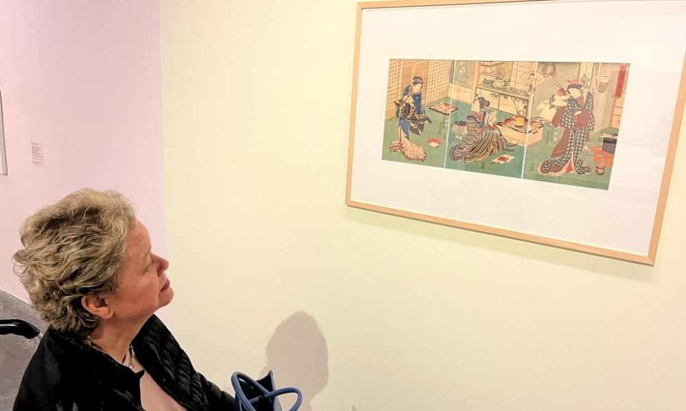 Martina Baumung-Hirsch betrachtet das Werk von Utagawa Toyokuni